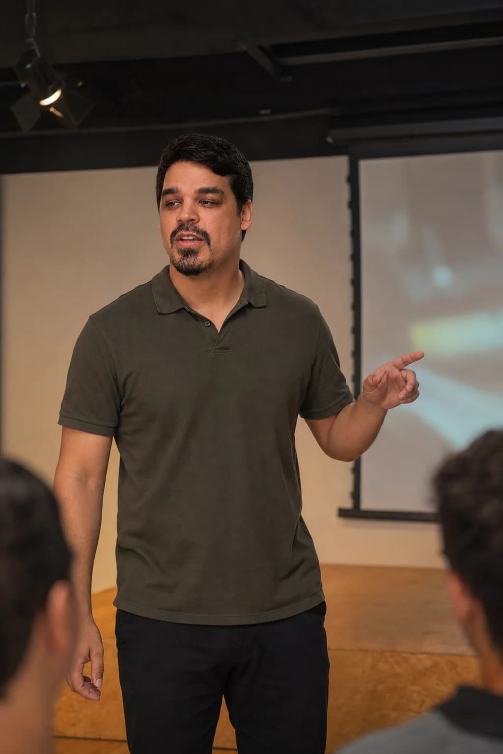 Leo Teixeira apresentando conteúdo em um ambiente de treinamento.