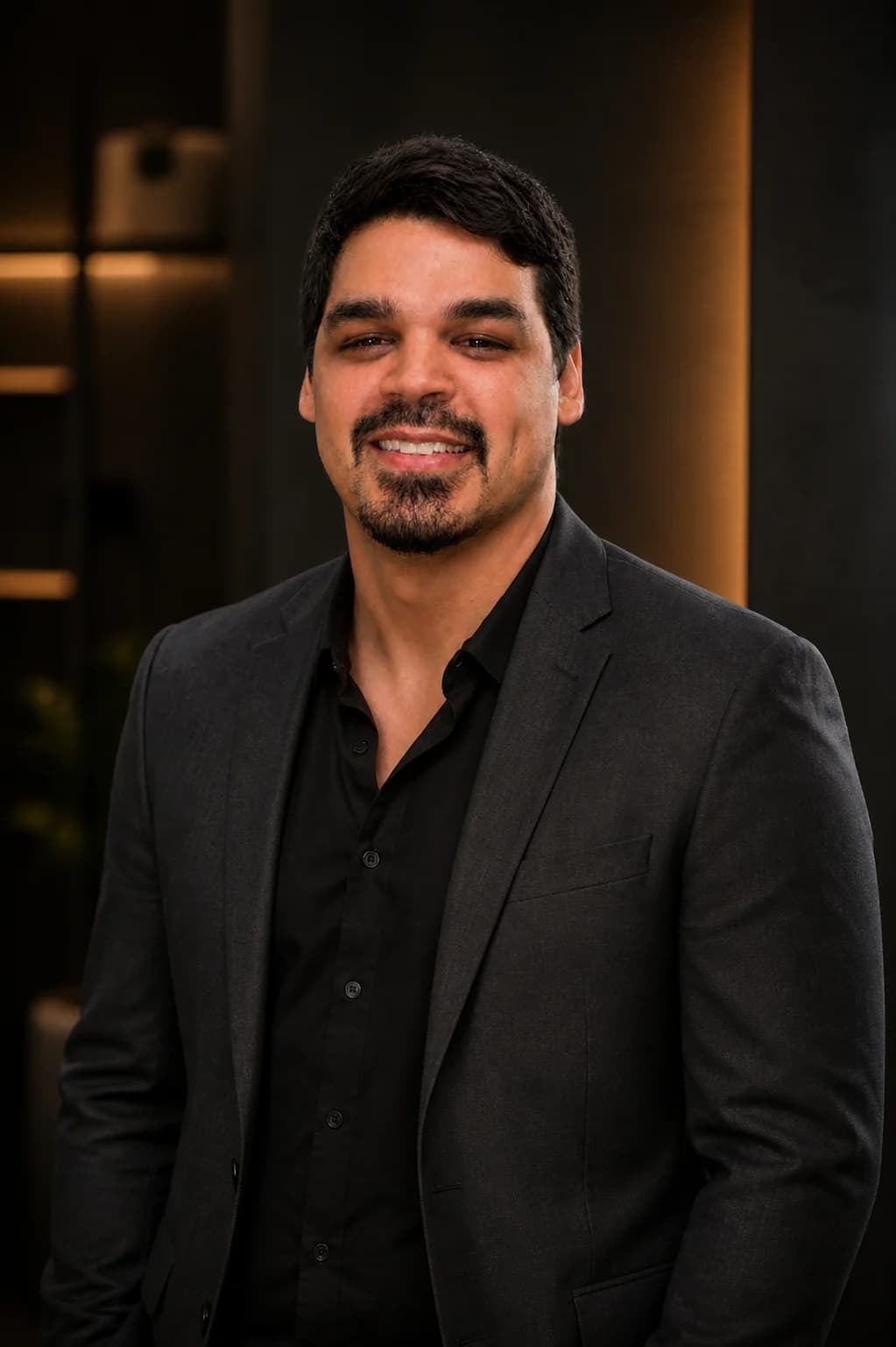 Leo Teixeira em retrato profissional, usando blazer escuro.
