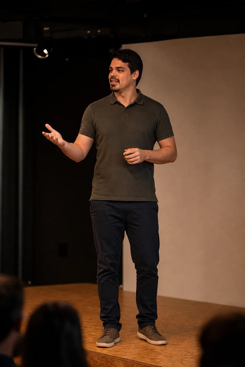 Leo Teixeira conduzindo uma palestra em um palco, em uma fotografia editorial.